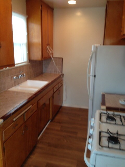 20610 Hartland St in Los Angeles, CA - Building Photo