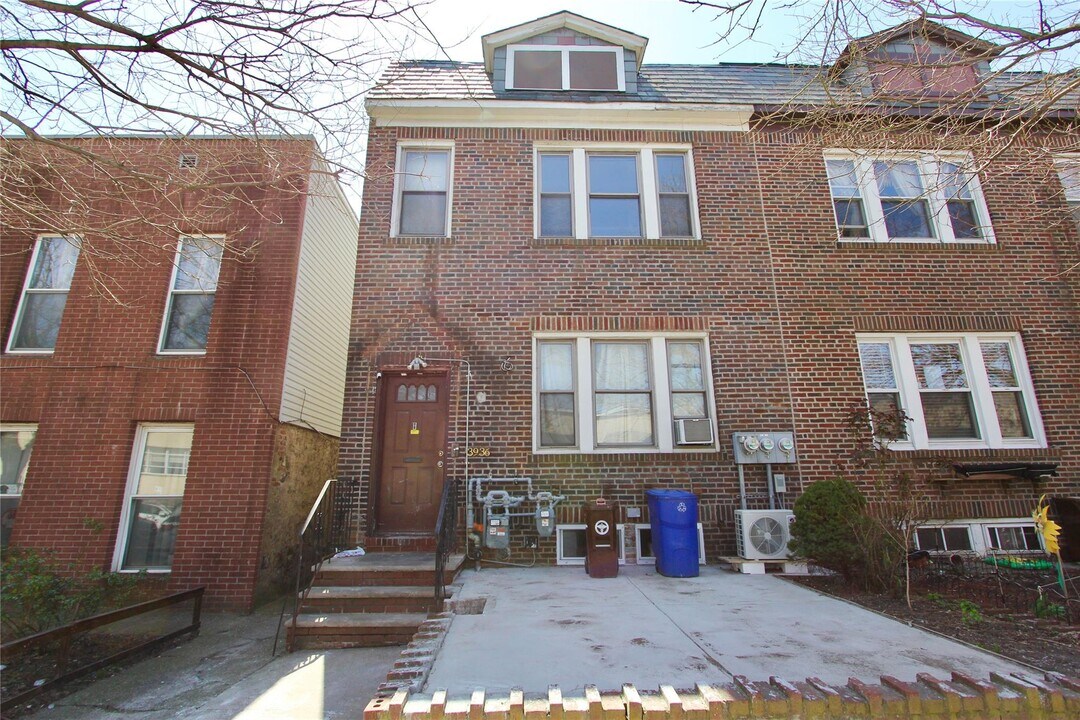 39-36 Skillman Ave in Queens, NY - Building Photo