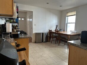 27 Brackett St, Unit 27 Brackett St in Boston, MA - Foto de edificio - Building Photo