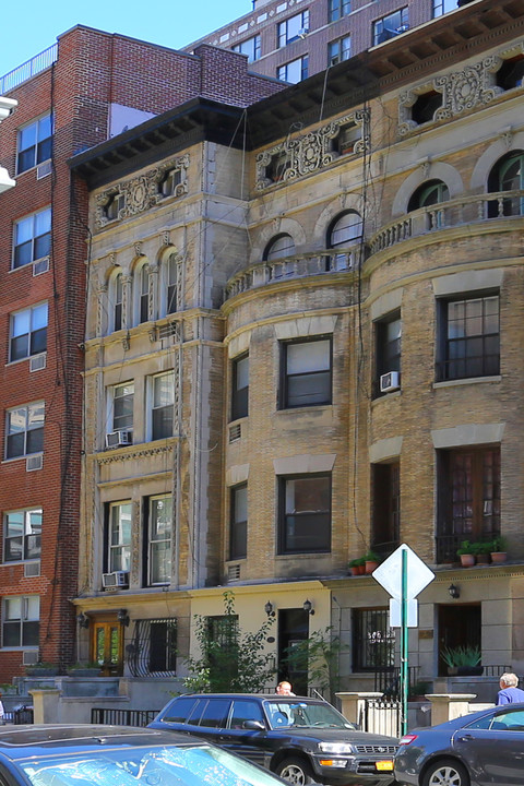 221 West 70th Street in New York, NY - Foto de edificio