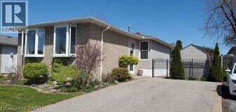 11 Yorkdale Crescent in Hamilton, ON - Building Photo