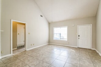 8750 Overcup Oaks Dr in Memphis, TN - Building Photo - Building Photo