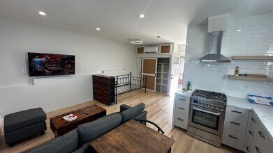 8946 Oswego St, Unit ADU in Sunland, CA - Foto de edificio - Building Photo