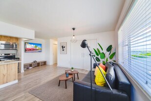 7904 West Dr in North Bay Village, FL - Building Photo