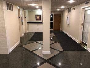 1800 Huntington Blvd, Unit 2 in Hoffman Estates, IL - Building Photo - Building Photo