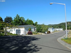 119 Oak Leaf Ln in Winston, OR - Building Photo - Building Photo