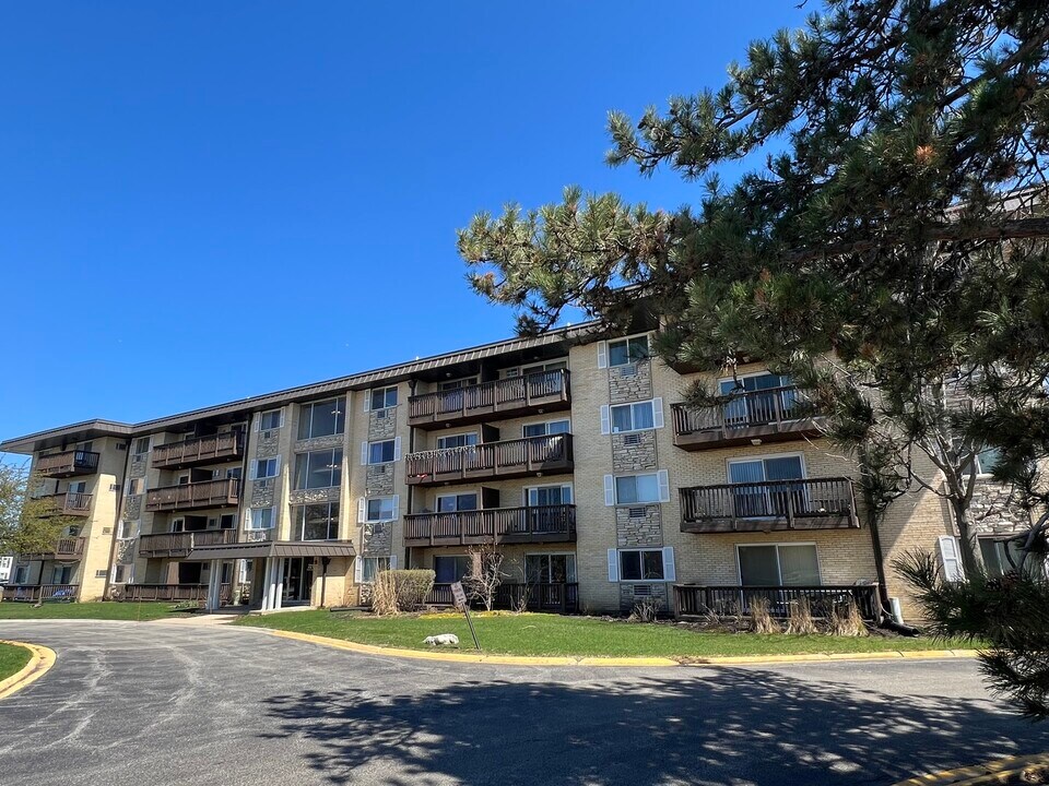 2218 S Goebbert Rd in Arlington Heights, IL - Building Photo