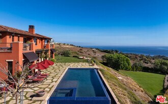 6093 Murphy Way in Malibu, CA - Building Photo