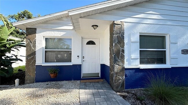 2431 Loma Linda St in Sarasota, FL - Foto de edificio - Building Photo