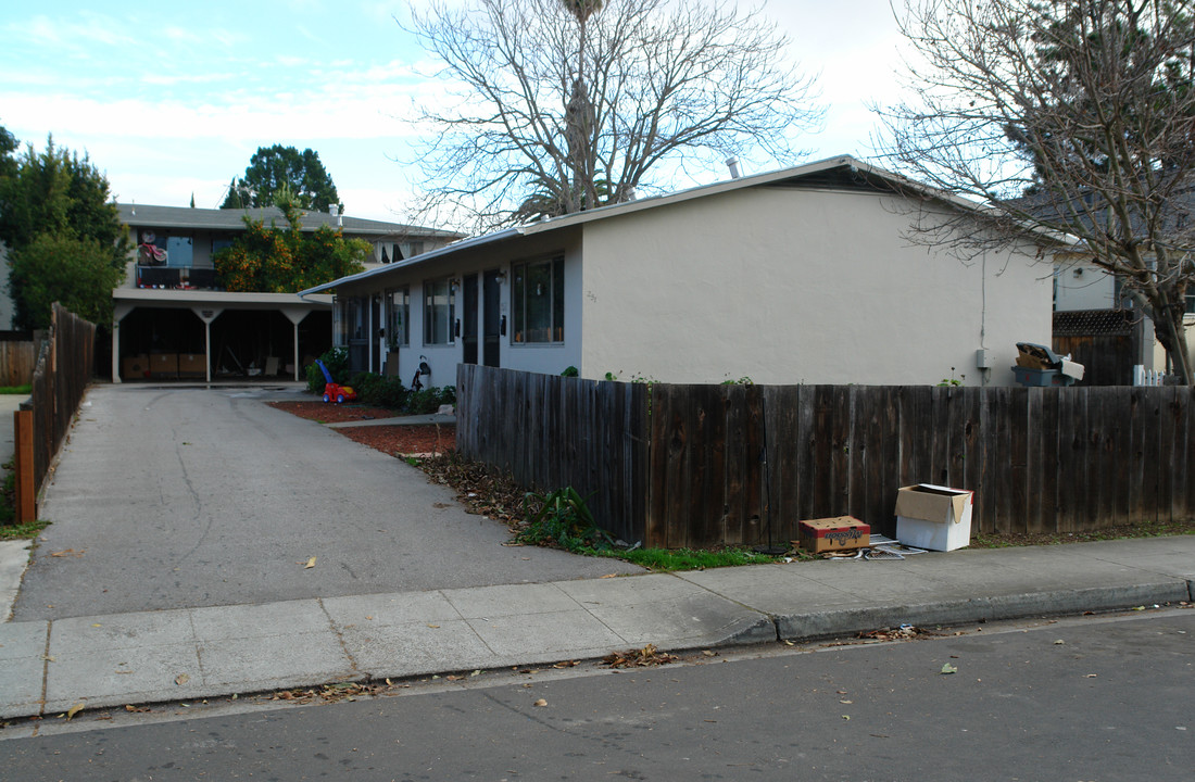 251 Higdon Ave in Mountain View, CA - Building Photo