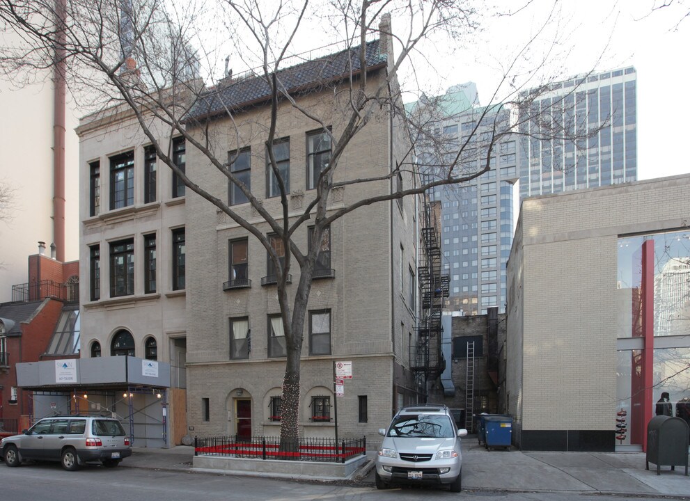 19 E Cedar St in Chicago, IL - Building Photo