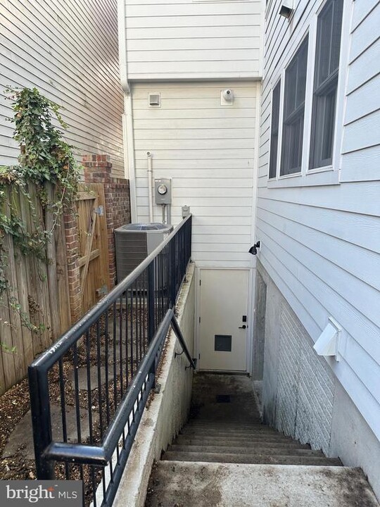 214 S Henry St in Alexandria, VA - Building Photo