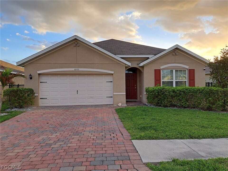 10531 Canal Brook Ln in Lehigh Acres, FL - Building Photo