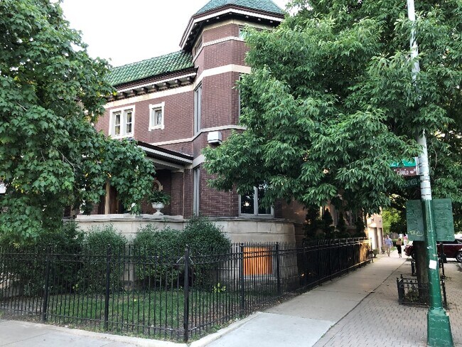 2556 N Kedzie Blvd in Chicago, IL - Building Photo - Building Photo