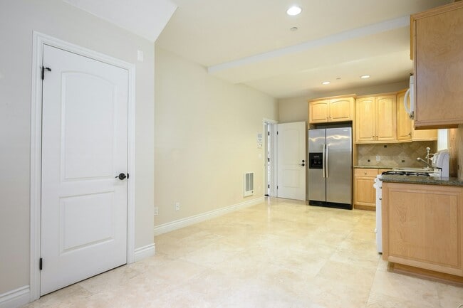 217 S Irena Ave in Redondo Beach, CA - Building Photo - Building Photo