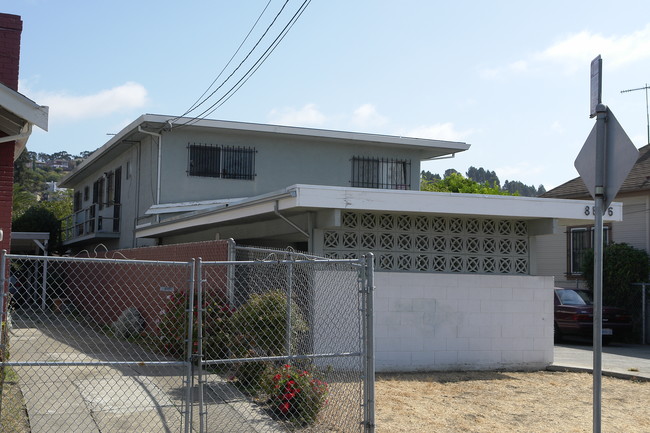 8836 Dowling St in Oakland, CA - Foto de edificio - Building Photo