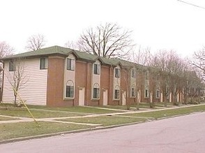 Knoll's Condos in Newton, IA - Building Photo - Building Photo