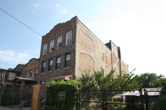 209 Atkins Ave in Brooklyn, NY - Foto de edificio - Building Photo