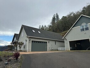 1202 NE Rocky Dr-Unit -1 in Roseburg, OR - Building Photo - Building Photo