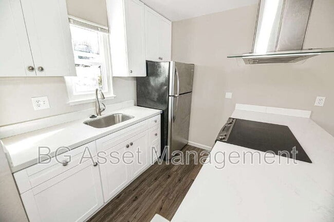 944 Fletcher Ln in Hayward, CA - Building Photo - Building Photo