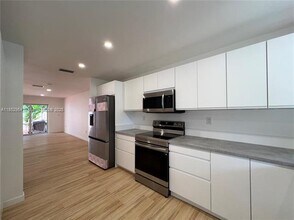 8115 SW 81st Pl in Miami, FL - Building Photo - Building Photo