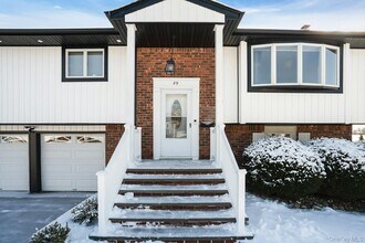 89 Harvest Ln in Commack, NY - Building Photo - Building Photo