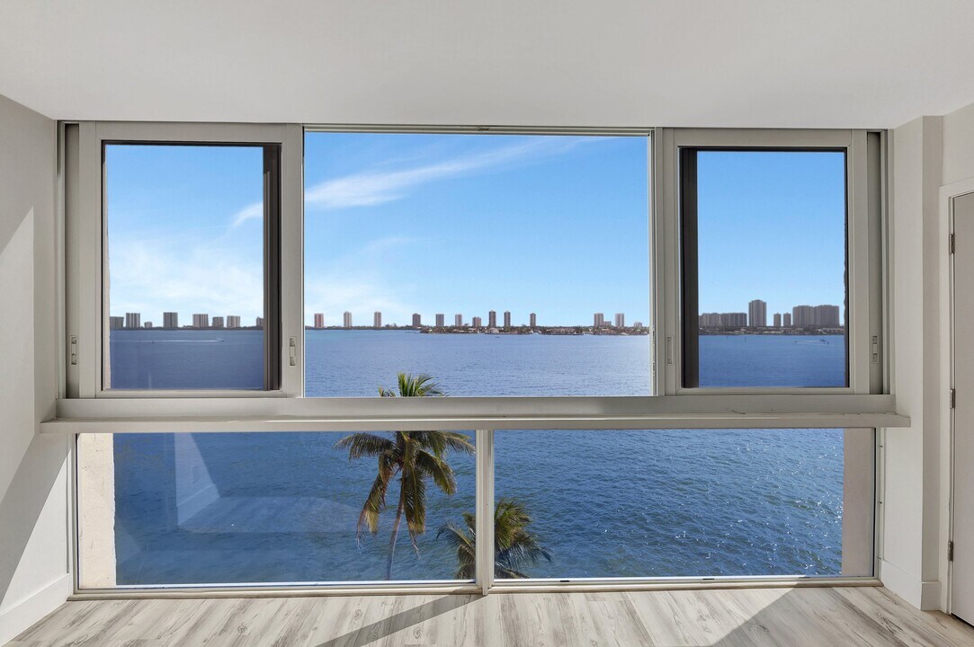 301 Lake Shore Dr, Unit 706 in Lake Park, FL - Building Photo