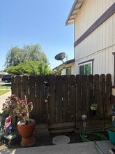 1094 W D St in Lemoore, CA - Building Photo - Building Photo