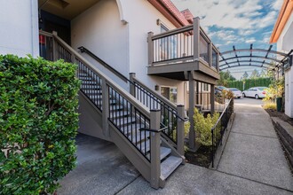 Valencia Apartments in University Place, WA - Foto de edificio - Building Photo