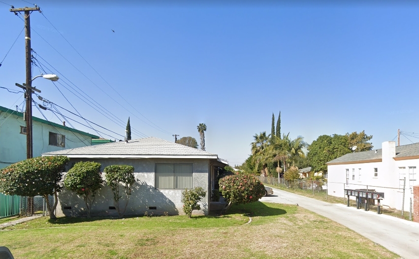 15727 S White Ave in Compton, CA - Building Photo