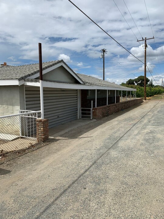 9267 14th Ave in Armona, CA - Building Photo