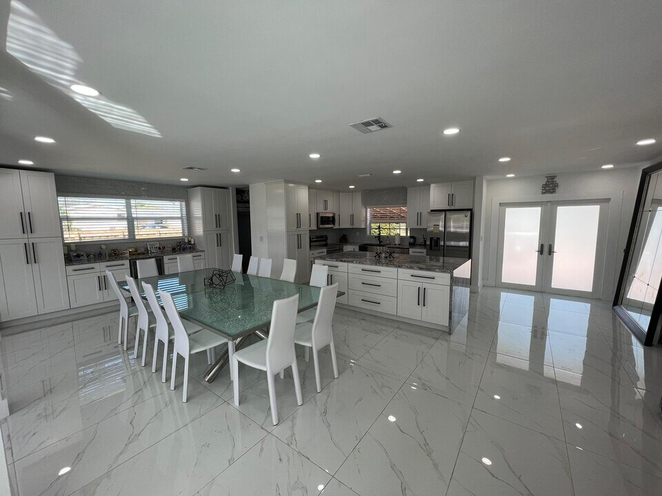 1000 NE 179th St in North Miami Beach, FL - Building Photo