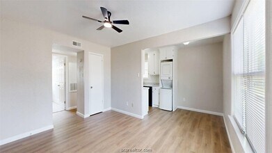 806 Oran Cir, Unit F in Bryan, TX - Foto de edificio - Building Photo