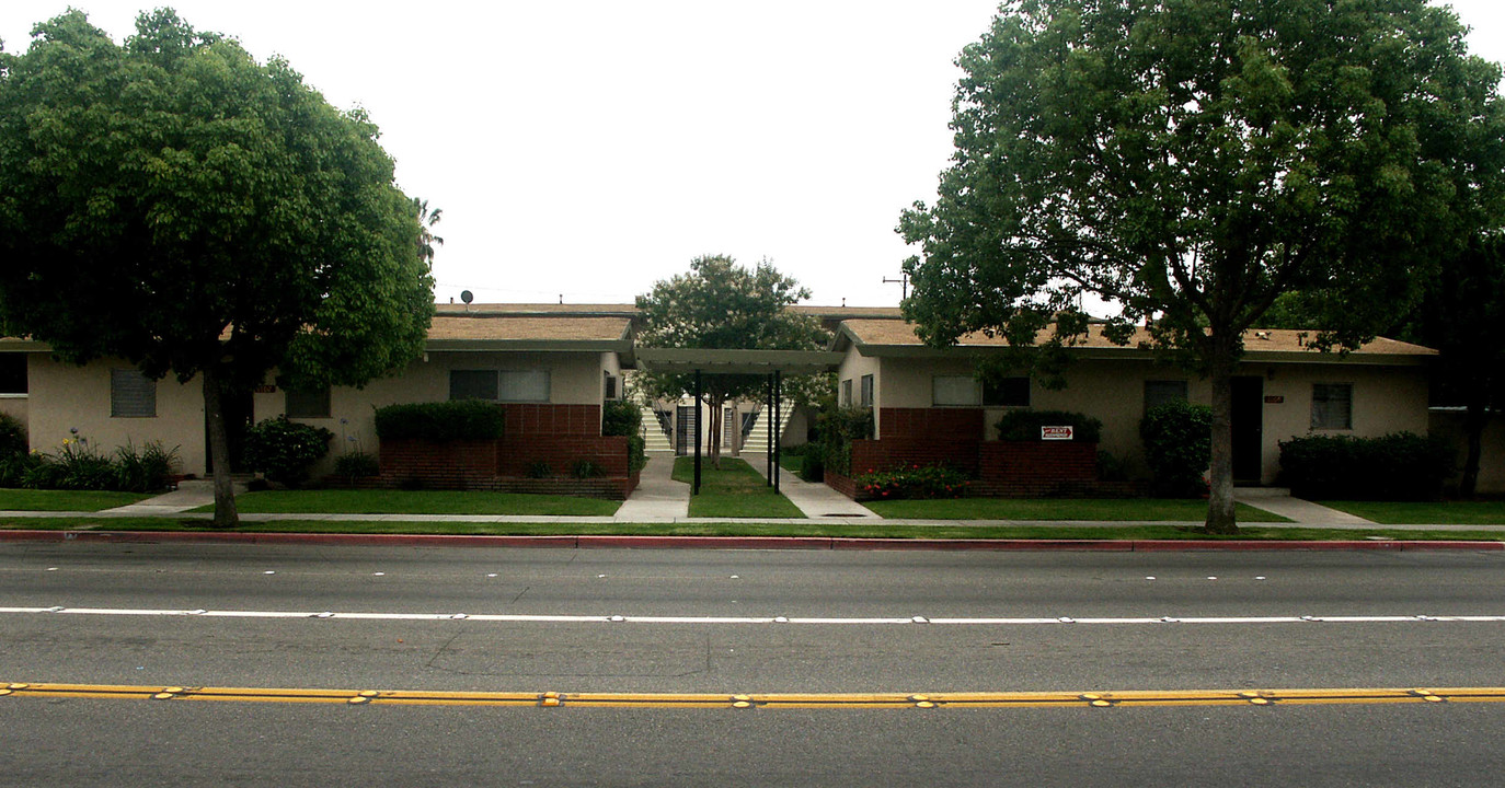 1102-1106 W Broadway in Anaheim, CA - Building Photo