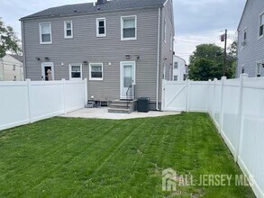 545 Olive Pl in Woodbridge Township, NJ - Building Photo - Building Photo