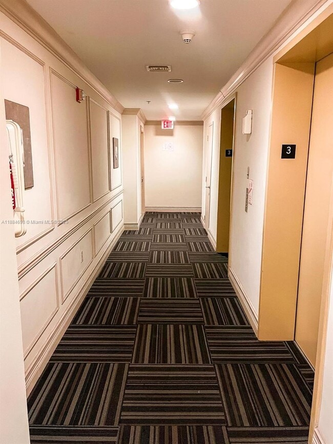 2501 Douglas Rd in Miami, FL - Building Photo - Building Photo