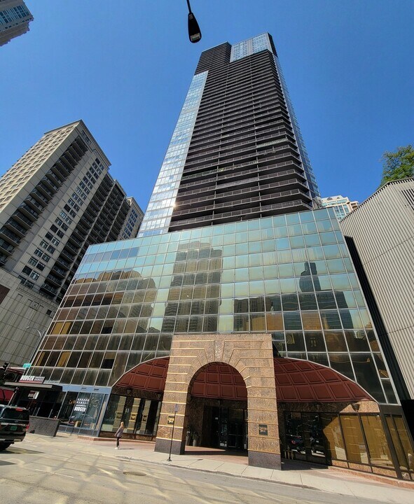 10 E Ontario St in Chicago, IL - Building Photo