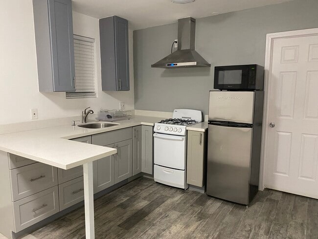 12349 Oxnard St, Unit 10