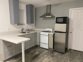 12349 Oxnard St, Unit 10 in North Hollywood, CA - Building Photo - Building Photo