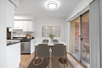 Williamsburg in Cincinnati, OH - Building Photo - Building Photo