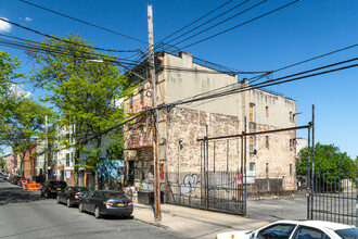 392 Linden St in Brooklyn, NY - Building Photo - Building Photo