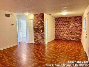 117 Meadow Way in Converse, TX - Building Photo - Building Photo