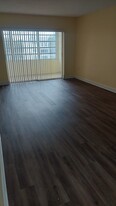 8460 Sunrise Lakes Blvd, Unit 305 in Sunrise, FL - Building Photo - Building Photo