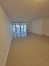 1670 NE 191st St in Miami, FL - Foto de edificio - Building Photo