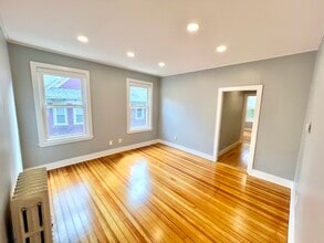 57 Forest St, Unit 2 in Providence, RI - Foto de edificio - Building Photo