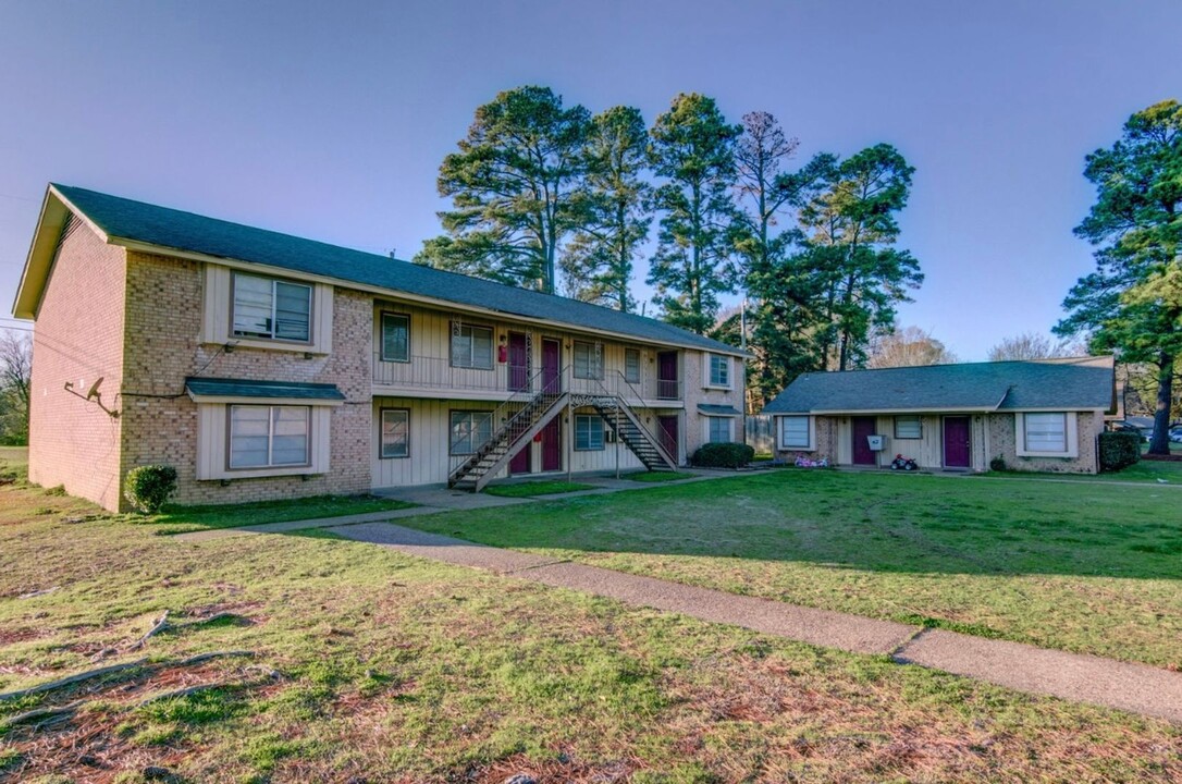 2401 Brookridge Dr in Texarkana, AR - Building Photo