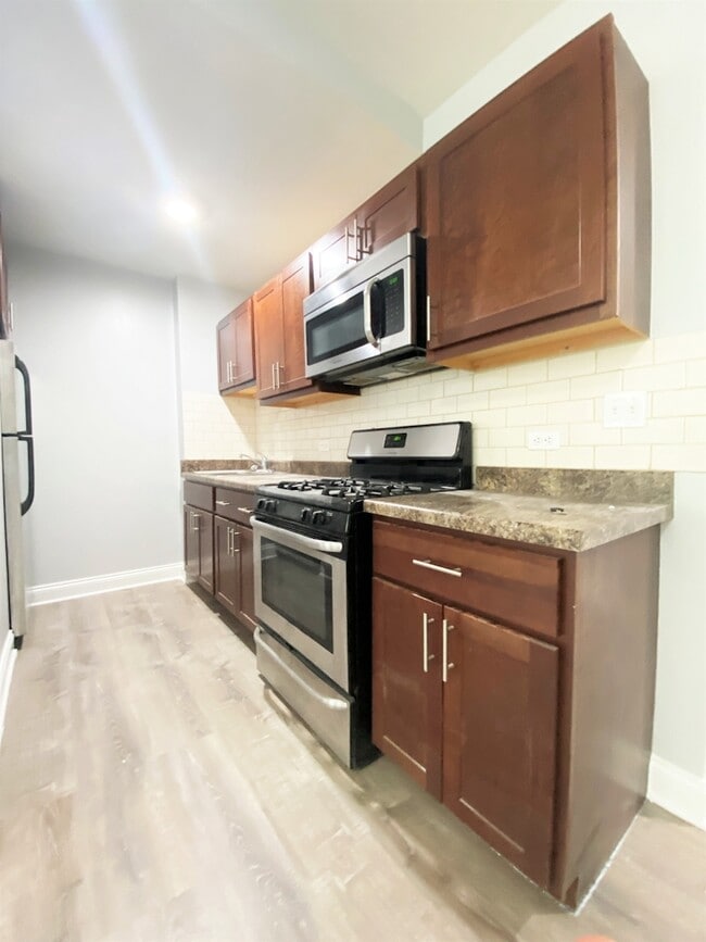 4039 N Kenmore Ave, Unit 101