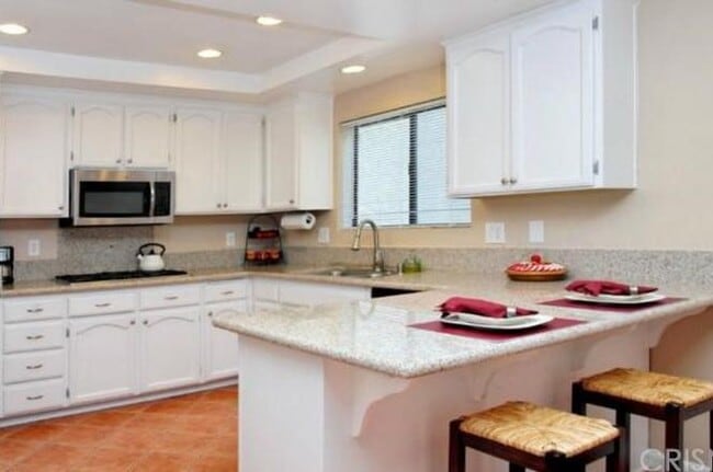 5246 Calderon Rd in Woodland Hills, CA - Foto de edificio - Building Photo
