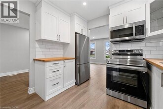 8059 Aintree Dr in Niagara Falls, ON - Building Photo - Building Photo