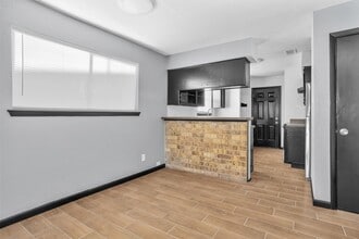 1121 Lovett St in Tomball, TX - Building Photo - Building Photo